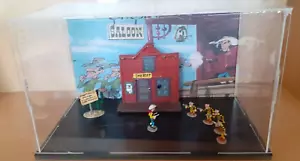 Lucky Luke - Figurines Montage Maison sous Vitrine Acrylique 26x16x16 / NEUF - Imagen 1 de 2