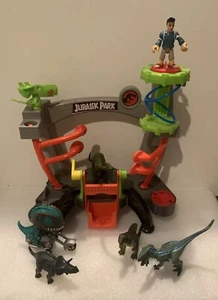 Jurassic Park Play set Research Lab Includes 1 Figure & 5 Dinosaurs - Picture 1 of 4