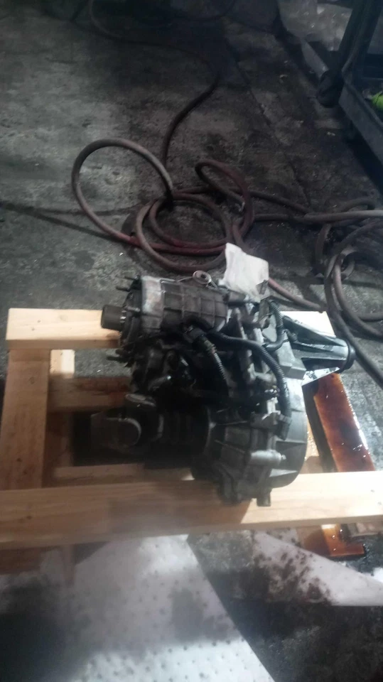 2000 Chevrolet Suburban 2500 Transfer Case Assembly OEM 229k Miles Black - Image 1 of 4