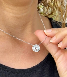 Set lunetta collana ciondolo moissanite taglio tondo e catena oro bianco 14 kt 3,25 ctw - Foto 1 di 12