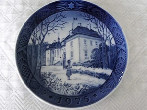 ROYAL COPENHAGEN 1975 CHRISTMAS PLATE-  THE QUEEN'S CHRISTMAS RESIDENCE - Picture 1 of 4