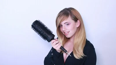 CEPILLO REDONDO PROFESIONAL ERGONÓMICO EXTRA LARGO ¡hace que el secado con secador del cabello sea más rápido! Foto 1 de 4