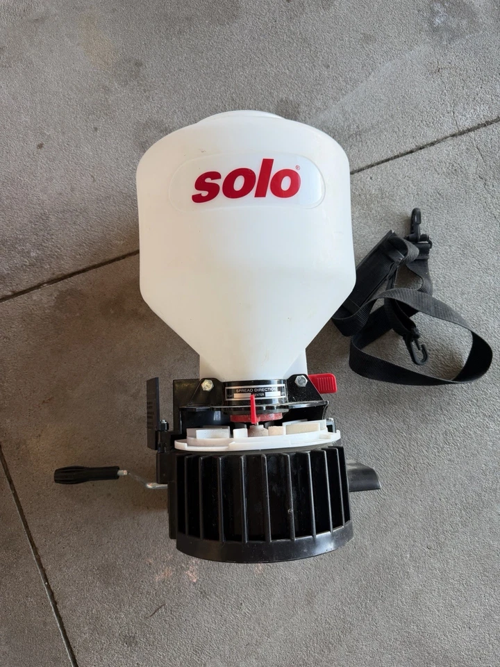 Esparcidor portátil Solo 421-S (capacidad de 20 lb) césped y jardín 12 pies ancho de extensión  Foto 1 de 4