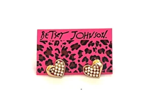 BETSEY JOHNSON DELICATE PEARL HEART GOLD PLATED STUD EARRINGS - Foto 1 di 1