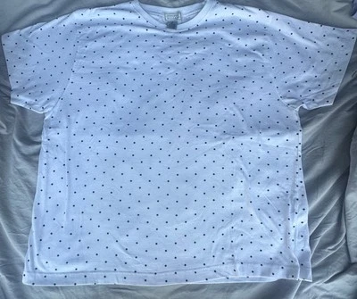 Белая футболка Jennifer Moore XL с темно-синими точками через плечо.  - Изображение 1 из 4