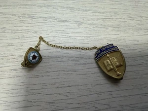 Vintage Our Shepard Lutheran School Emaille Anstecknadel mit Jahr (63) Pin & Kette - Bild 1 von 14
