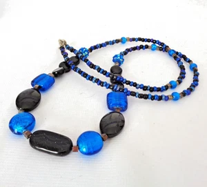 Collar artesanal de cuentas de vidrio de 28" en negro, azul pavo real - Imagen 1 de 3