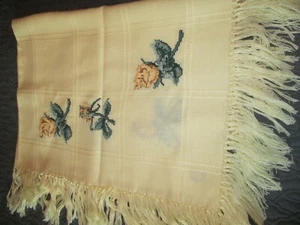 Handbestickte Kreuzstich VINTAGE GELBE STRICKTISCHDECKE mit Fransen - Bild 1 von 2