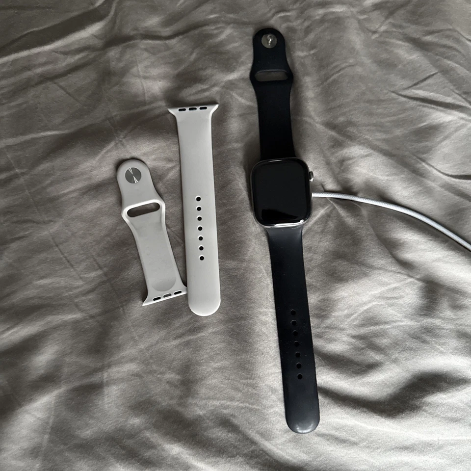Apple Watch Series 10 46mm estojo de titânio natural, GPS LTE, pulseira esportiva preta, M/L - Imagem 1 de 4
