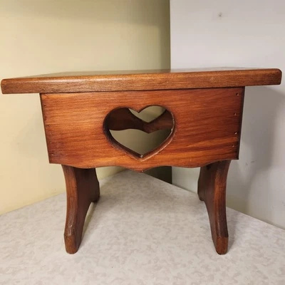 Taburete de pie de banco de madera hecho a mano vintage recortes de corazón 13" de alto 16" de largo Foto 1 de 4