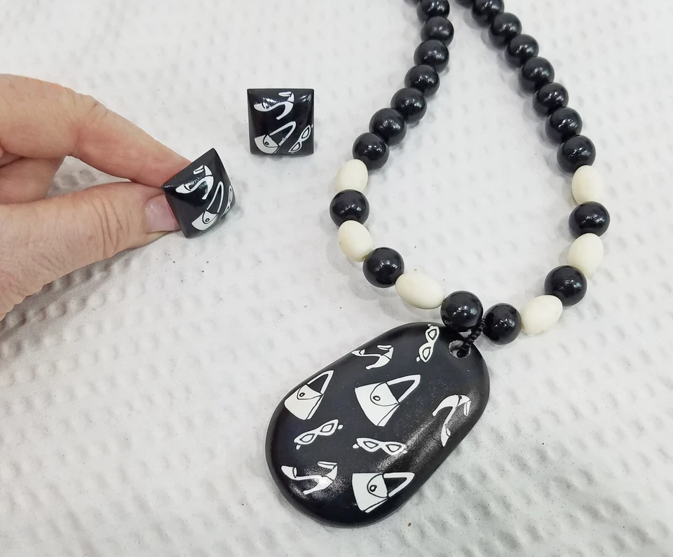 Grueso conjunto de collar y pendientes de madera negro y beige con colgante de compras Foto 1 de 4