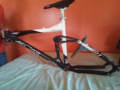 2011 Azonic Avenger mtb Frame (New) Fox float evol. - Image 1 of 4