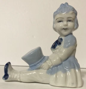 Vintage Delfter Stil ""KLEINES BLAUES MÄDCHEN MIT TOP MÜTZE"" kleines Buchende KEINE SPÄNE ODER RISSE - Bild 1 von 7