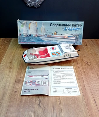 Modelo de barco esportivo soviético Dolphin. Barco a motor vintage de brinquedo da URSS. Brinquedo soviético. - Imagem 1 de 4