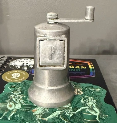 Molinillo de pimienta de aluminio fundido Perfex France de colección 4" estampado Perfex Foto 1 de 4