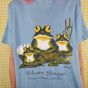T-shirt vintage Silver Sage Frogs on Turtle Blue Osoyoos British Columbia Medium usata in ottime condizioni - Foto 1 di 8