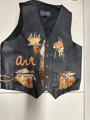 Chaleco de cuero Wilson para hombre grande con detalles artísticos Foto 1 de 4