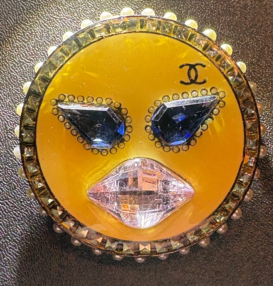 Auténtico broche broche emoji CHANEL resina brillante cristal perla Foto 1 de 4
