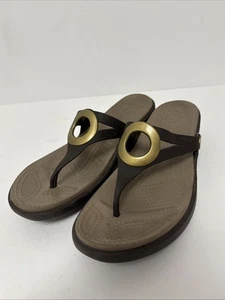 Crocs Sanrah Sandals Brown Wedge Flip Flop Beveled Gold Ring Slip On Women's 10 - Picture 1 of 12