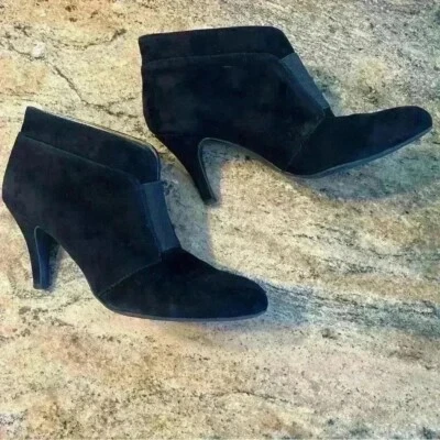 Черные замшевые сапоги без застежек на лодыжке Adrienne Vittadini Trippin на каблуках 7,5 - Изображение 1 из 4