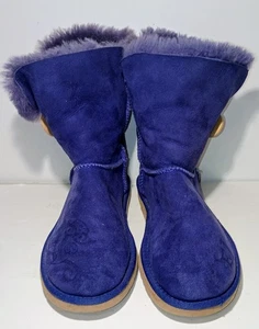 Seltene UGGs Bailey Knopf Eule geprägt violett lila flauschige Damen-Booties Größe 9  - Bild 1 von 11