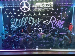 Custom 1:18 Mercedes W11 Lewis Hamilton Styrian GP 2020 Pit Stop Set Minichamps - Picture 1 of 6