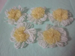 Lote de 5 flores de hilo central blanco amarillo 3 1/2" - Imagen 1 de 2