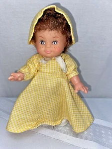 Vintage kleine 7" Puppe gelbes Kleid und Haube Wimpern und Sommersprossen Schuhe - Bild 1 von 9