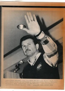 Mike Ditka Chicago Bears entrenador sostiene la mano enero 1986 AP Wire foto - Imagen 1 de 1