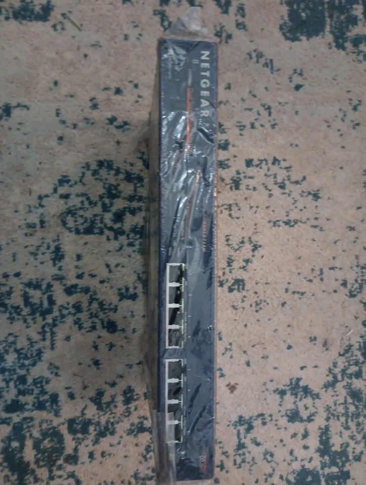 Netgear DS508 8 Port Dual Speed 10/100 Stackable Hub - Image 1 of 4