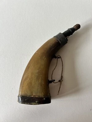 Poire à poudre - corne et métal - Photo 1/4