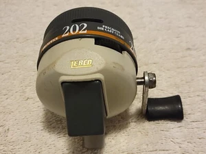 VINTAGE ZEBCO #202 FISHING REEL - Picture 1 of 5