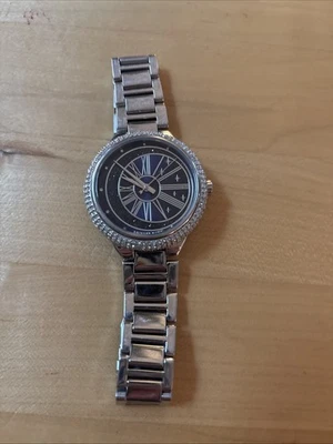 Reloj Michael Kors Mujer. Precioso rostro azul marino con diseño celeste. Batería nueva Foto 1 de 3
