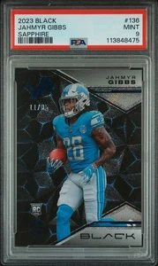 Panini Black Jahmyr Gibbs Sapphire RC 2023 11/35 #136 PSA 9 - Imagen 1 de 2