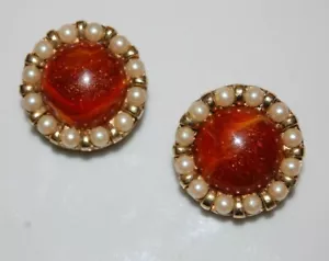 ELEGANT VTG CINER COUTURE RED CABOCHON FAUX PEARLS GOLDEN STATEMENT CLIP EARRING - Picture 1 of 12