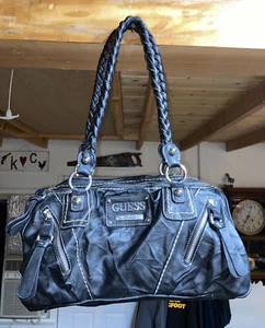 Borsa a tracolla Guess nera arricciata finta pelle grande logo ottone patta chiusa - Foto 1 di 11