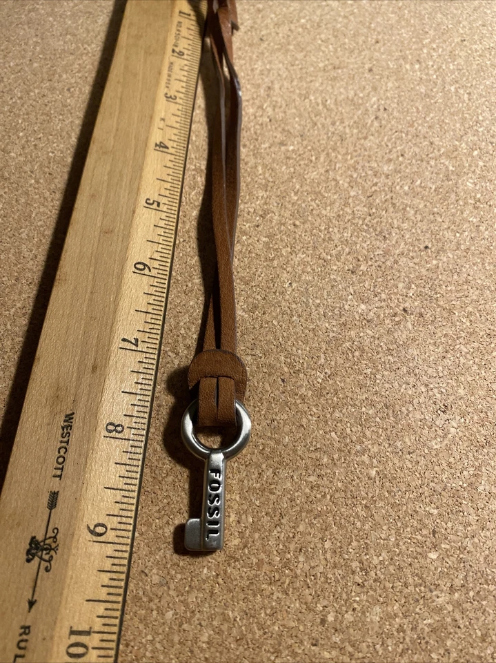 LLAVE DE NÍQUEL PLATA FÓSIL CUERO MARRÓN LAZO LLAVERO BOLSO ENCANTO ETIQUETA COLGANTE Foto 1 de 3