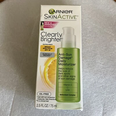 Crema hidratante facial Garnier SkinActive Clearly Brighter FPS 30 con vitamina C, 2,5 fl oz Foto 1 de 3