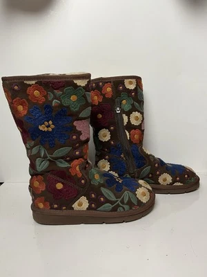 Botas UGG de cuero y piel de oveja totalmente bordadas  Foto 1 de 4