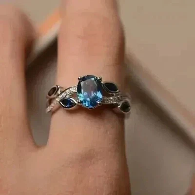 Alianza de boda de topacio azul Londres de corte ovalado de 2,52 quilates de oro blanco de 14 quilates Foto 1 de 4