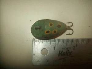 Antiguo señuelo de pesca de madera con patrón de rana de 1 5/8" de cuerpo largo sin marca - Imagen 1 de 5