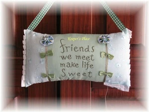  Hängekissen FRIENDS WE MEET MAKE LIFE SWEET grün blau Schleifen Perlen neu Etikett - Bild 1 von 4