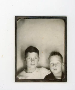 Niños posando en fotomatón juntos fotomatón vintage fotomatón - Imagen 1 de 3