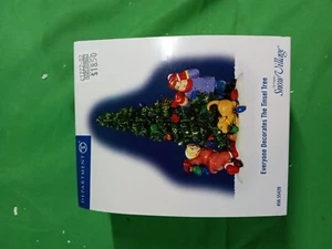 DEPT 56 SNOW VILLAGE "JEDER SCHMÜCKT DEN LAMETTA BAUM" ZUBEHÖR - 56.55420 - Bild 1 von 4