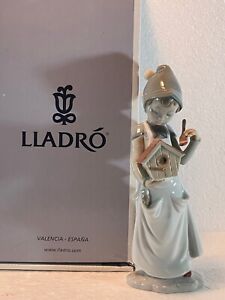 Lladro "A Brushstroke Of Dreams" #6891 Christmas Elf With Box