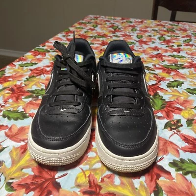 Talla 6 - Nike Air Force 1 '07 LV8 Bajo Negro Contorno Iridiscente Foto 1 de 4