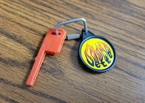 Kidco "Vette" Burnin' Cars 1980 llavero solo llave de lanzamiento  - Imagen 1 de 5