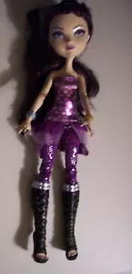BAMBOLA MONSTER HIGH CON CAPELLI VIOLA E NERI, COSTUME E STIVALI NERI ALTI - Foto 1 di 11