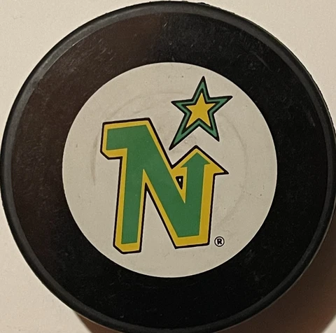 Minnesota North Star Vintage OFFICIAL NHL HOCKEY PUCK Made in Slovakia InGlasCo Cover