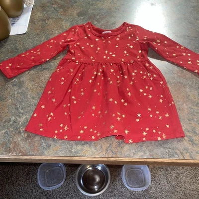 Vestido de vacaciones 2T. Copos de nieve rojos con dorados cálidos y cómodos Foto 1 de 4
